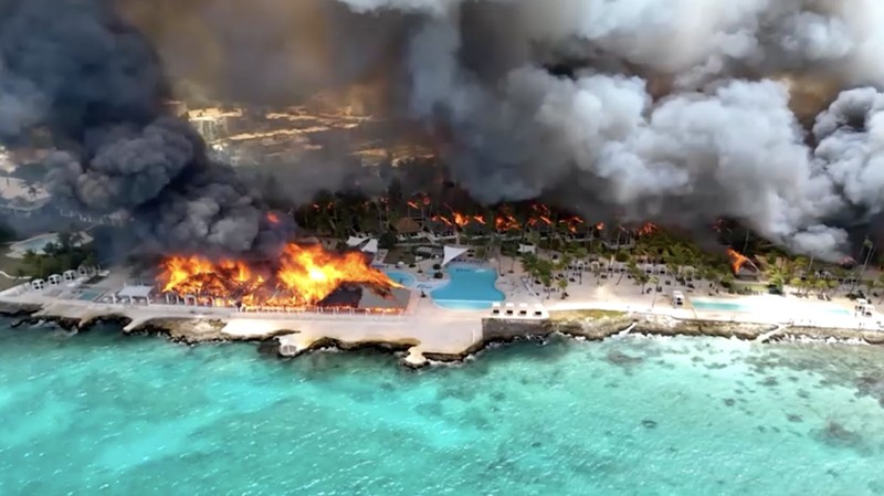 Foto udara menunjukkan kebakaran besar memusnahkan hotel peranginan pantai di Bayahibe, Republik Dominika, Sabtu (20/6/2026). (Gojko Culibrk via REUTERS/Gojko Culibrk)