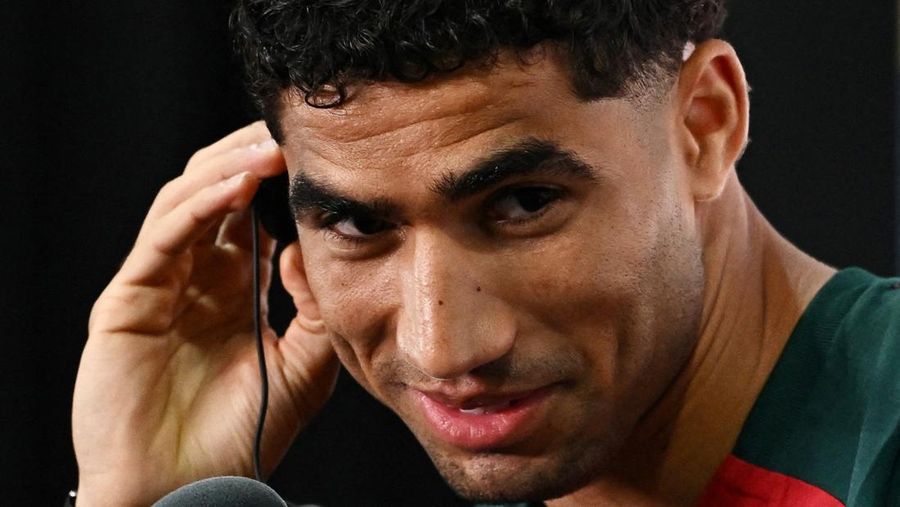 Konferensi pers pemian Maroko Achraf Hakimi. (REUTERS/Dylan Martinez)