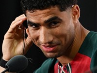 Konferensi pers pemian Maroko Achraf Hakimi. (REUTERS/Dylan Martinez)