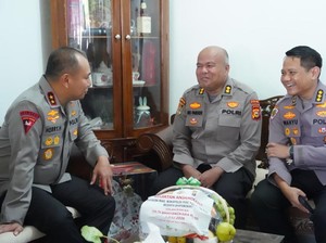 Jelang Hari Bhayangkara ke-80, Kapolda Riau Anjangsana Personel Sakit dan Warakawuri