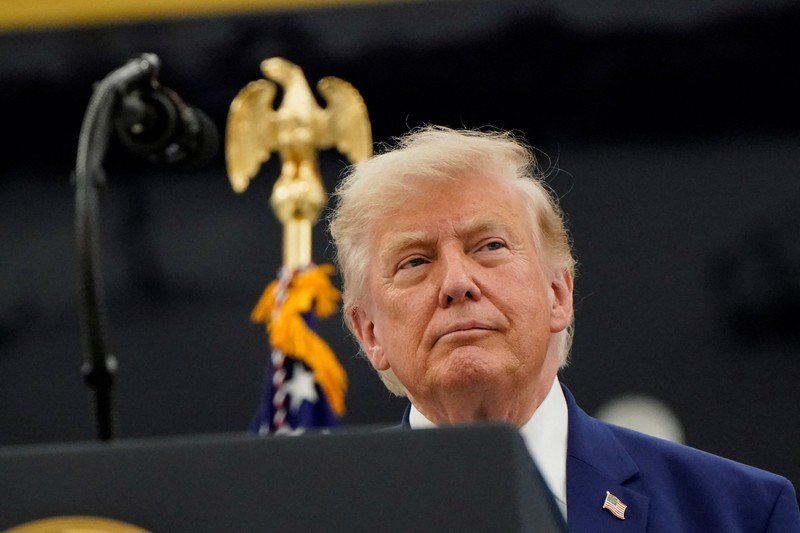 Presiden Amerika Serikat (AS) Donald Trump memamerkan pesawat kepresidenan Air Force One terbarunya. Jet jumbo yang dulunya milik pemerintah Qatar ini telah dikonversi menjadi pesawat resmi kepresidenan AS, Jumat (19/6/2026). (REUTERS/Elizabeth Frantz)
