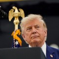 Presiden AS Donald Trump memberi isyarat saat ia meninjau pesawat VC-25B yang dihadiahkan oleh Qatar yang akan digunakan sebagai Air Force One, di Pangkalan Gabungan Andrews, Maryland, AS, Jumat (19/6/2026). (REUTERS/Elizabeth Frantz)