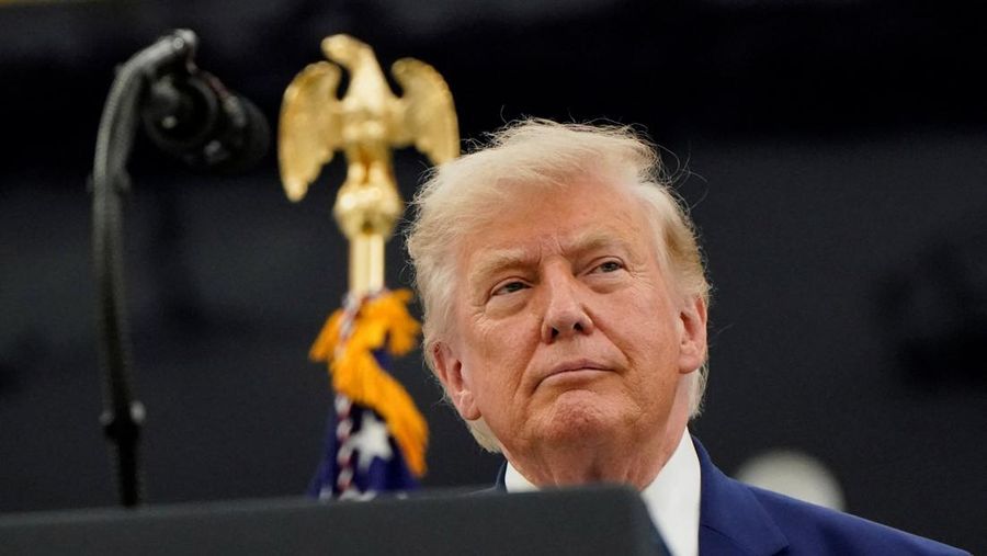 Presiden AS Donald Trump memberi isyarat saat ia meninjau pesawat VC-25B yang dihadiahkan oleh Qatar yang akan digunakan sebagai Air Force One, di Pangkalan Gabungan Andrews, Maryland, AS, Jumat (19/6/2026). (REUTERS/Elizabeth Frantz)