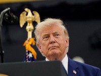 Presiden AS Donald Trump memberi isyarat saat ia meninjau pesawat VC-25B yang dihadiahkan oleh Qatar yang akan digunakan sebagai Air Force One, di Pangkalan Gabungan Andrews, Maryland, AS, Jumat (19/6/2026). (REUTERS/Elizabeth Frantz)