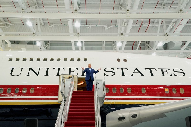Presiden Amerika Serikat (AS) Donald Trump memamerkan pesawat kepresidenan Air Force One terbarunya. Jet jumbo yang dulunya milik pemerintah Qatar ini telah dikonversi menjadi pesawat resmi kepresidenan AS, Jumat (19/6/2026). (REUTERS/Elizabeth Frantz)