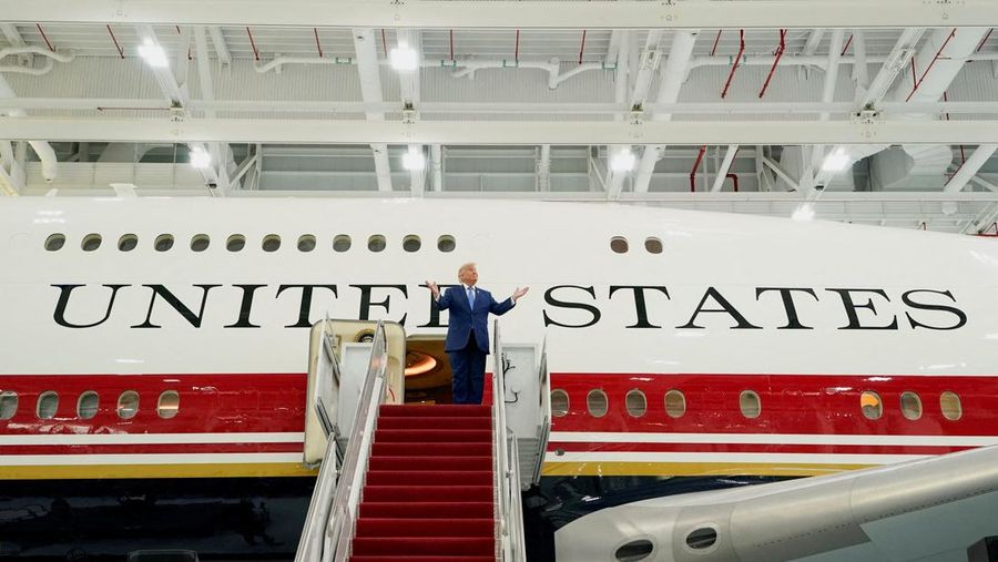 Presiden AS Donald Trump memberi isyarat saat ia meninjau pesawat VC-25B yang dihadiahkan oleh Qatar yang akan digunakan sebagai Air Force One, di Pangkalan Gabungan Andrews, Maryland, AS, Jumat (19/6/2026). (REUTERS/Elizabeth Frantz)