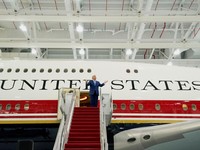Presiden AS Donald Trump memberi isyarat saat ia meninjau pesawat VC-25B yang dihadiahkan oleh Qatar yang akan digunakan sebagai Air Force One, di Pangkalan Gabungan Andrews, Maryland, AS, Jumat (19/6/2026). (REUTERS/Elizabeth Frantz)