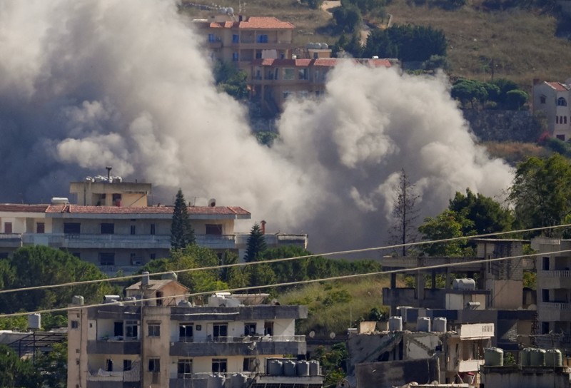 Rentetan serangan udara Israel kembali menghantam wilayah selatan negara Lebanon, Sabtu (20/6) waktu setempat. (REUTERS/Stringer)