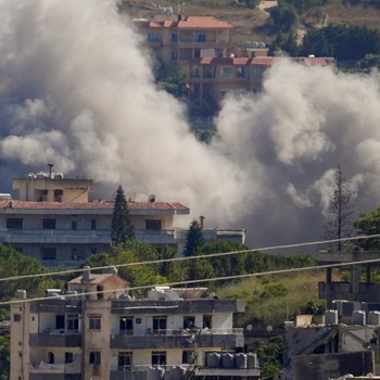 Rentetan serangan udara Israel kembali menghantam wilayah selatan negara Lebanon, Sabtu (20/6) waktu setempat. (REUTERS/Stringer)