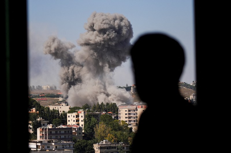 Rentetan serangan udara Israel kembali menghantam wilayah selatan negara Lebanon, Sabtu (20/6) waktu setempat. (REUTERS/Stringer)