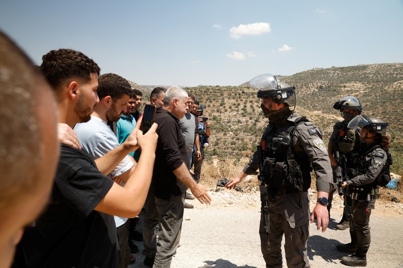 Warga Palestina menggelar aksi protes terhadap pembangunan permukiman baru Israel di sejumlah wilayah Tepi Barat yang diduduki, di dekat Hebron dan desa Deir Abu Mishal, wilayah dekat Ramallah, Jumat (19/6/2026). (REUTERS/Mussa Qawasma)