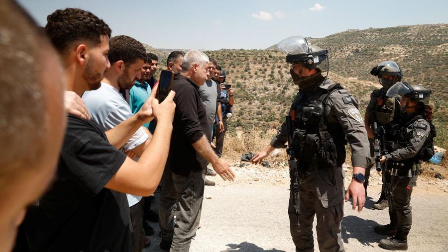 Warga Palestina menggelar aksi protes terhadap pembangunan permukiman baru Israel di sejumlah wilayah Tepi Barat yang diduduki, di dekat Hebron dan desa Deir Abu Mishal, wilayah dekat Ramallah, Jumat (19/6/2026). (REUTERS/Mohamad Torokman)
