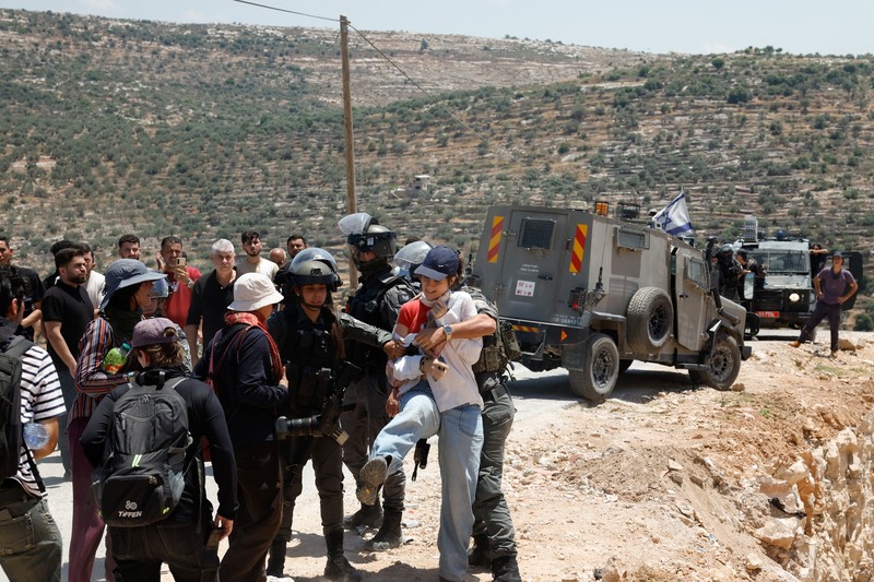 Warga Palestina menggelar aksi protes terhadap pembangunan permukiman baru Israel di sejumlah wilayah Tepi Barat yang diduduki, di dekat Hebron dan desa Deir Abu Mishal, wilayah dekat Ramallah, Jumat (19/6/2026). (REUTERS/Mussa Qawasma)