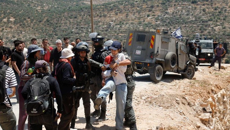 Warga Palestina menggelar aksi protes terhadap pembangunan permukiman baru Israel di sejumlah wilayah Tepi Barat yang diduduki, di dekat Hebron dan desa Deir Abu Mishal, wilayah dekat Ramallah, Jumat (19/6/2026). (REUTERS/Mohamad Torokman)