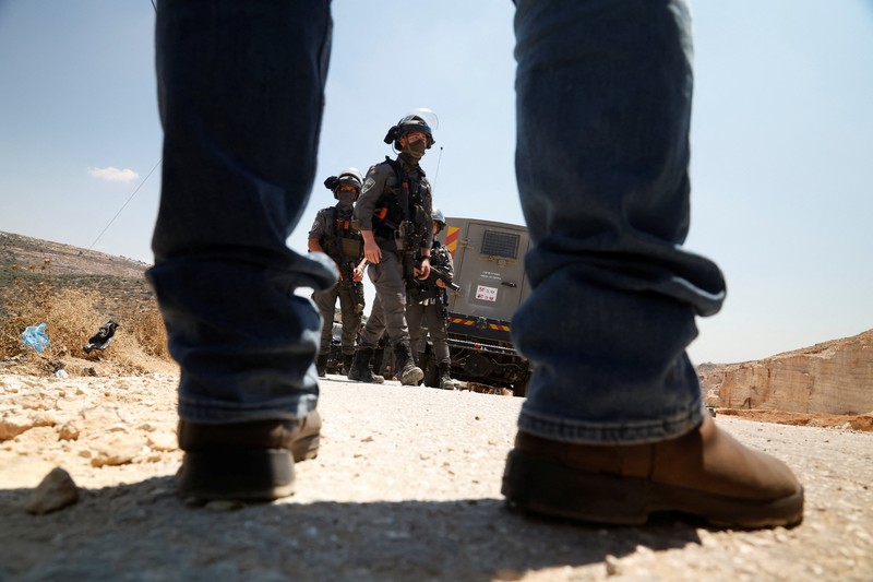Warga Palestina menggelar aksi protes terhadap pembangunan permukiman baru Israel di sejumlah wilayah Tepi Barat yang diduduki, di dekat Hebron dan desa Deir Abu Mishal, wilayah dekat Ramallah, Jumat (19/6/2026). (REUTERS/Mussa Qawasma)