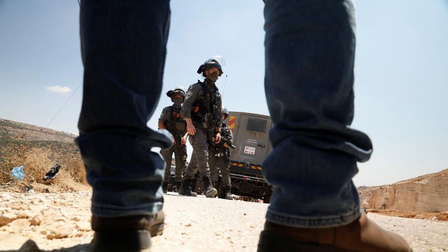 Warga Palestina menggelar aksi protes terhadap pembangunan permukiman baru Israel di sejumlah wilayah Tepi Barat yang diduduki, di dekat Hebron dan desa Deir Abu Mishal, wilayah dekat Ramallah, Jumat (19/6/2026). (REUTERS/Mohamad Torokman)