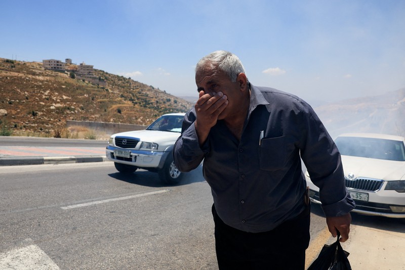 Warga Palestina menggelar aksi protes terhadap pembangunan permukiman baru Israel di sejumlah wilayah Tepi Barat yang diduduki, di dekat Hebron dan desa Deir Abu Mishal, wilayah dekat Ramallah, Jumat (19/6/2026). (REUTERS/Mussa Qawasma)