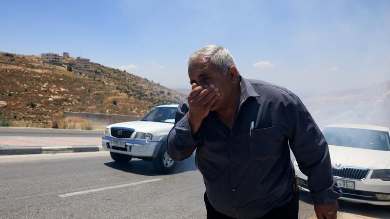 Warga Palestina menggelar aksi protes terhadap pembangunan permukiman baru Israel di sejumlah wilayah Tepi Barat yang diduduki, di dekat Hebron dan desa Deir Abu Mishal, wilayah dekat Ramallah, Jumat (19/6/2026). (REUTERS/Mussa Qawasma)
