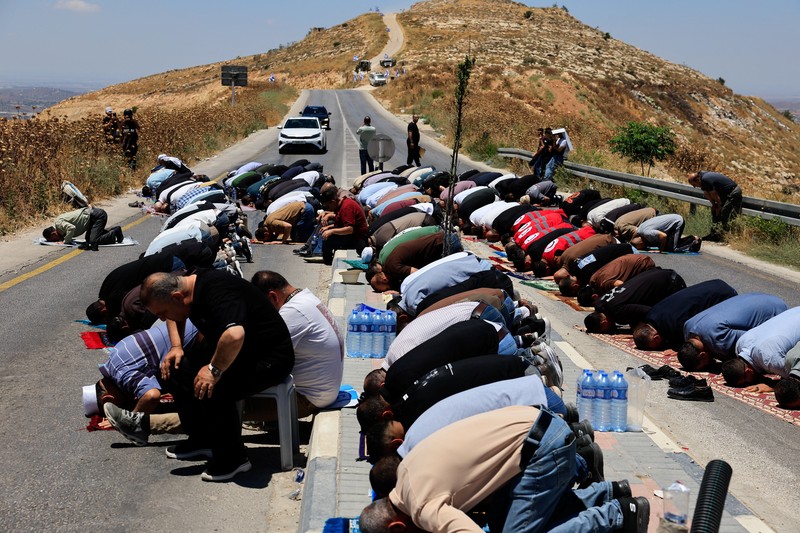 Warga Palestina menggelar aksi protes terhadap pembangunan permukiman baru Israel di sejumlah wilayah Tepi Barat yang diduduki, di dekat Hebron dan desa Deir Abu Mishal, wilayah dekat Ramallah, Jumat (19/6/2026). (REUTERS/Mussa Qawasma)
