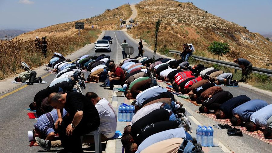 Warga Palestina menggelar aksi protes terhadap pembangunan permukiman baru Israel di sejumlah wilayah Tepi Barat yang diduduki, di dekat Hebron dan desa Deir Abu Mishal, wilayah dekat Ramallah, Jumat (19/6/2026). (REUTERS/Mussa Qawasma)