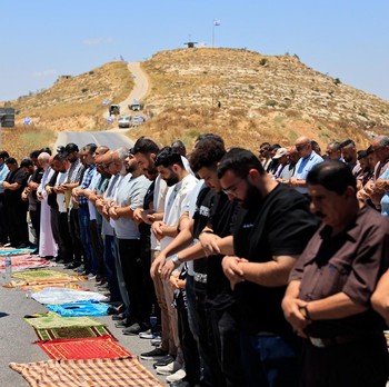 Warga Palestina menggelar aksi protes terhadap pembangunan permukiman baru Israel di sejumlah wilayah Tepi Barat yang diduduki, di dekat Hebron dan desa Deir Abu Mishal, wilayah dekat Ramallah, Jumat (19/6/2026). (REUTERS/Mussa Qawasma)