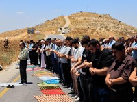 Warga Palestina menggelar aksi protes terhadap pembangunan permukiman baru Israel di sejumlah wilayah Tepi Barat yang diduduki, di dekat Hebron dan desa Deir Abu Mishal, wilayah dekat Ramallah, Jumat (19/6/2026). (REUTERS/Mussa Qawasma)
