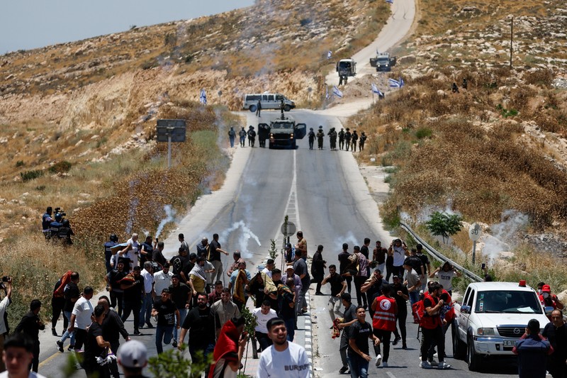Warga Palestina menggelar aksi protes terhadap pembangunan permukiman baru Israel di sejumlah wilayah Tepi Barat yang diduduki, di dekat Hebron dan desa Deir Abu Mishal, wilayah dekat Ramallah, Jumat (19/6/2026). (REUTERS/Mussa Qawasma)