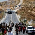 Warga Palestina menggelar aksi protes terhadap pembangunan permukiman baru Israel di sejumlah wilayah Tepi Barat yang diduduki, di dekat Hebron dan desa Deir Abu Mishal, wilayah dekat Ramallah, Jumat (19/6/2026). (REUTERS/Mussa Qawasma)