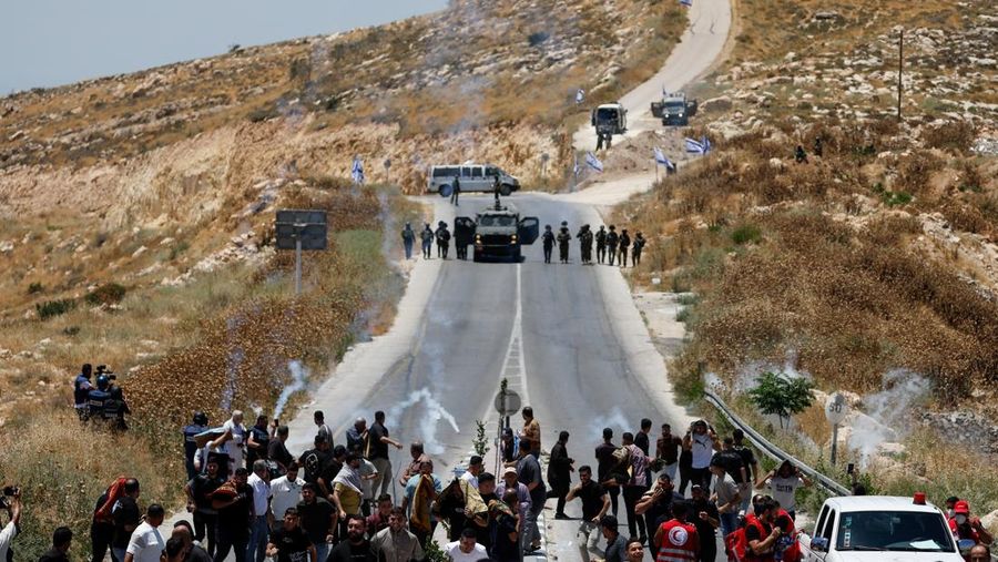 Warga Palestina menggelar aksi protes terhadap pembangunan permukiman baru Israel di sejumlah wilayah Tepi Barat yang diduduki, di dekat Hebron dan desa Deir Abu Mishal, wilayah dekat Ramallah, Jumat (19/6/2026). (REUTERS/Mussa Qawasma)