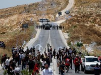 Warga Palestina menggelar aksi protes terhadap pembangunan permukiman baru Israel di sejumlah wilayah Tepi Barat yang diduduki, di dekat Hebron dan desa Deir Abu Mishal, wilayah dekat Ramallah, Jumat (19/6/2026). (REUTERS/Mussa Qawasma)
