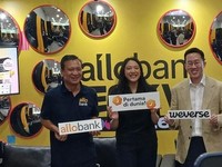 Ari Yanuanto Asan (Direktur Utama PT Allo Bank Indonesia Tbk), Putri Tanjung (Chief Experience Officer dari Allo Bank) dan Sunghoon Bhang (Corporate Strategy Vice President Weverse). (Febriyantino/detikcom)