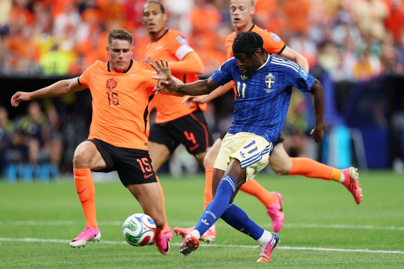Pemain Belanda Crysencio Summerville merayakan gol setelah membobol gawang Swedia. (REUTERS/Annegret Hilse)