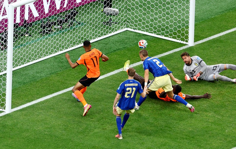 Pemain Belanda Crysencio Summerville merayakan gol setelah membobol gawang Swedia. (REUTERS/Annegret Hilse)