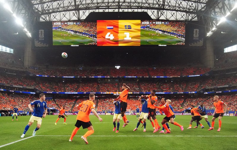 Pemain Belanda Crysencio Summerville merayakan gol setelah membobol gawang Swedia. (REUTERS/Annegret Hilse)