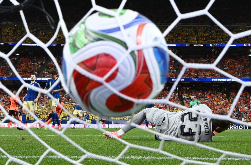 Pemain Belanda Crysencio Summerville merayakan gol setelah membobol gawang Swedia. (REUTERS/Annegret Hilse)