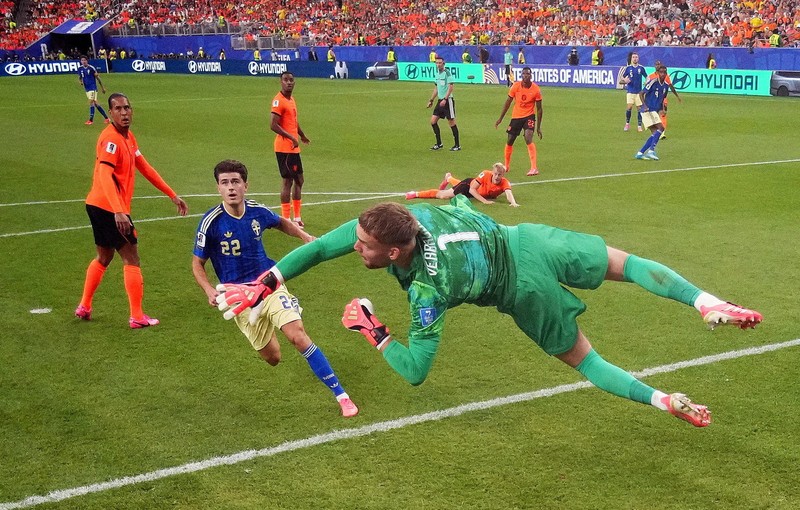Pemain Belanda Crysencio Summerville merayakan gol setelah membobol gawang Swedia. (REUTERS/Annegret Hilse)