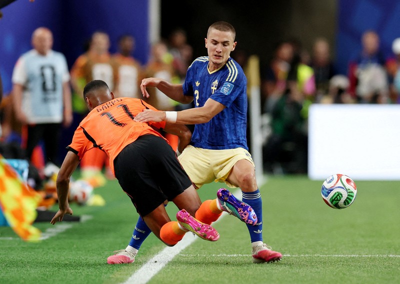 Pemain Belanda Crysencio Summerville merayakan gol setelah membobol gawang Swedia. (REUTERS/Annegret Hilse)
