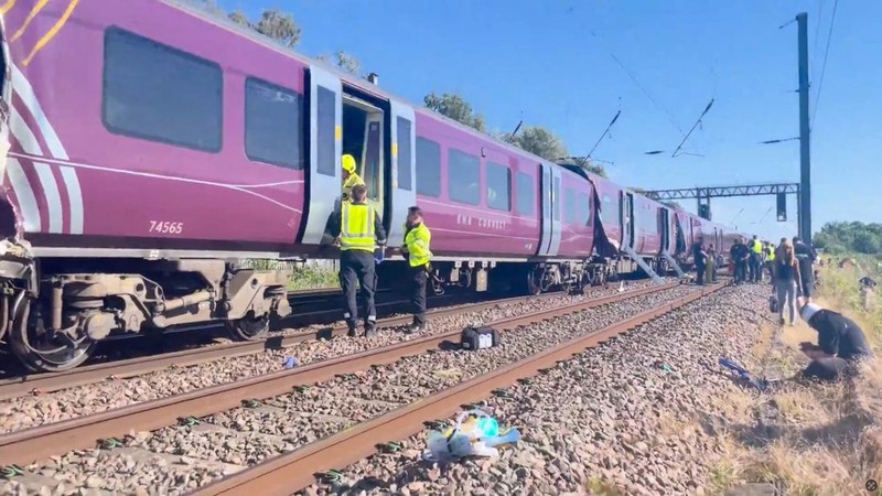Dua kereta api penumpang bertabrakan di wilayah London bagian utara, Inggris, pada Jumat (19/6/2026) sore waktu setempat. (Dr Pete Knapp via REUTERS/Dr Pete Knapp)