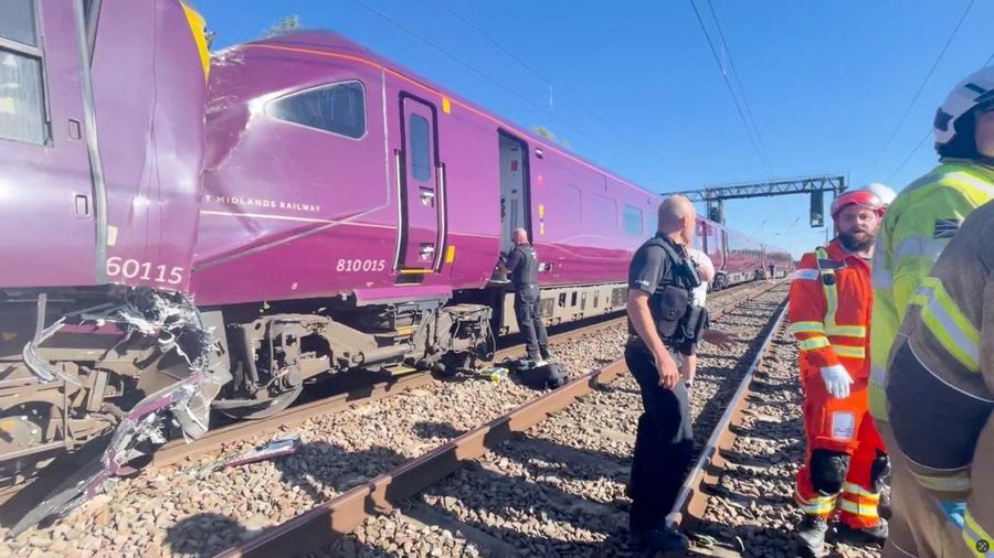 Dua kereta api penumpang bertabrakan di wilayah London bagian utara, Inggris, pada Jumat (19/6/2026) sore waktu setempat. (Dr Pete Knapp via REUTERS/Dr Pete Knapp)