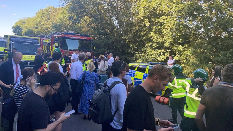 Dua kereta api penumpang bertabrakan di wilayah London bagian utara, Inggris, pada Jumat (19/6/2026) sore waktu setempat. (Dr Pete Knapp via REUTERS/Dr Pete Knapp)