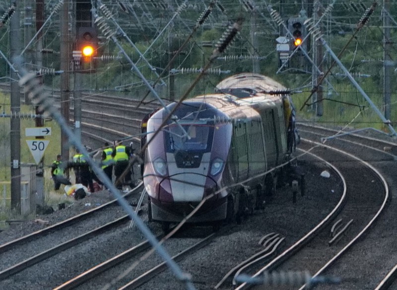 Dua kereta api penumpang bertabrakan di wilayah London bagian utara, Inggris, pada Jumat (19/6/2026) sore waktu setempat. (Dr Pete Knapp via REUTERS/Dr Pete Knapp)