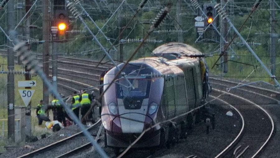 Dua kereta api penumpang bertabrakan di wilayah London bagian utara, Inggris, pada Jumat (19/6/2026) sore waktu setempat. (Dr Pete Knapp via REUTERS/Dr Pete Knapp)