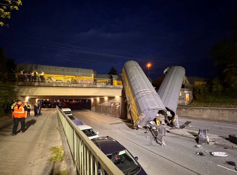 Dua kereta barang bertabrakan di atas sebuah jembatan di Kota Munich, Jerman, pada Sabtu dini hari, Sabtu (20/6/2026). (REUTERS/Christine Uyanik)