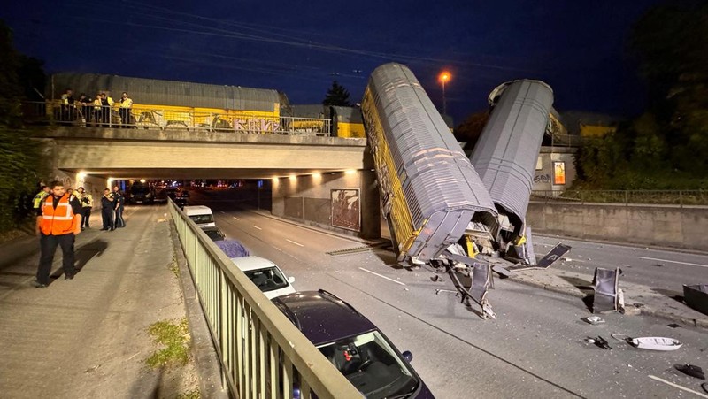 Dua kereta barang bertabrakan di atas sebuah jembatan di Kota Munich, Jerman, pada Sabtu dini hari, Sabtu (20/6/2026). (REUTERS/Christine Uyanik)