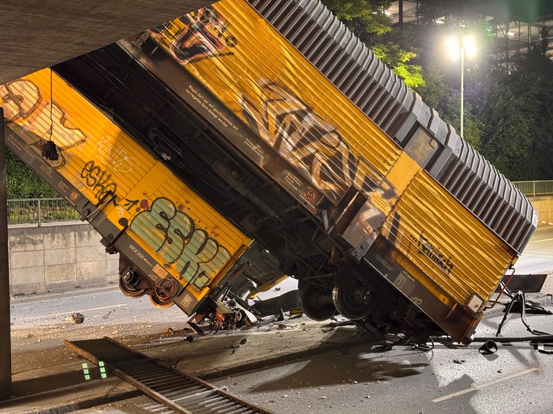 Dua kereta barang bertabrakan di atas sebuah jembatan di Kota Munich, Jerman, pada Sabtu dini hari, Sabtu (20/6/2026). (REUTERS/Christine Uyanik)