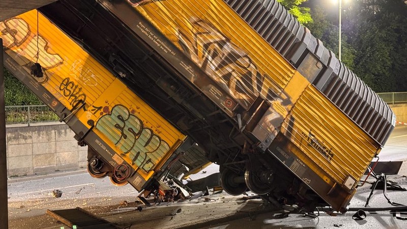 Dua kereta barang bertabrakan di atas sebuah jembatan di Kota Munich, Jerman, pada Sabtu dini hari, Sabtu (20/6/2026). (REUTERS/Christine Uyanik)