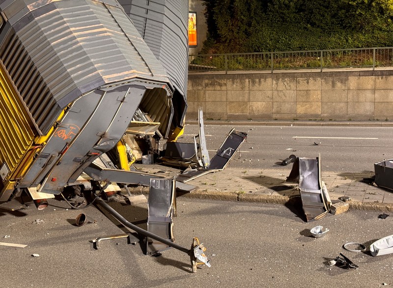 Dua kereta barang bertabrakan di atas sebuah jembatan di Kota Munich, Jerman, pada Sabtu dini hari, Sabtu (20/6/2026). (REUTERS/Christine Uyanik)