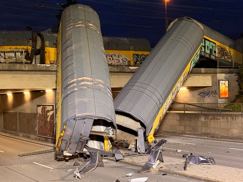 Dua kereta barang bertabrakan di atas sebuah jembatan di Kota Munich, Jerman, pada Sabtu dini hari, Sabtu (20/6/2026). (REUTERS/Christine Uyanik)
