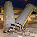 Dua kereta barang bertabrakan di atas sebuah jembatan di Kota Munich, Jerman, pada Sabtu dini hari, Sabtu (20/6/2026). (REUTERS/Christine Uyanik)
