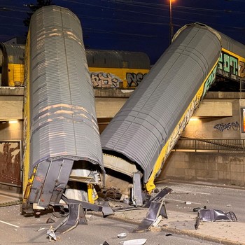 Dua kereta barang bertabrakan di atas sebuah jembatan di Kota Munich, Jerman, pada Sabtu dini hari, Sabtu (20/6/2026). (REUTERS/Christine Uyanik)